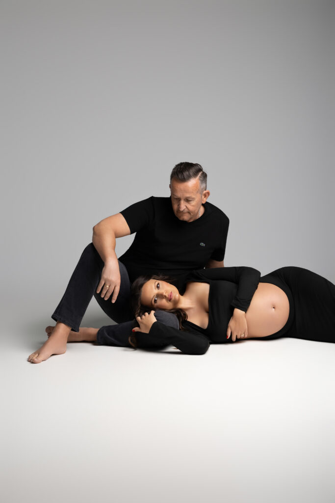 Babybauchshooting mit Partner mit schwarzen Outfits